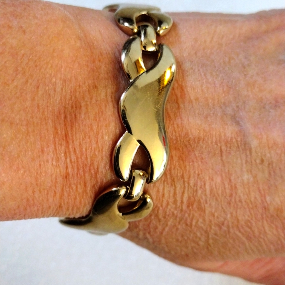 Monet beautiful faux gold linked bracelet. - Picture 1 of 8